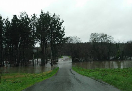 Protección Civil de Oroso informa de cortes en estradas secundarias por inundacións causadas polas fortes choivas das últimas horas
